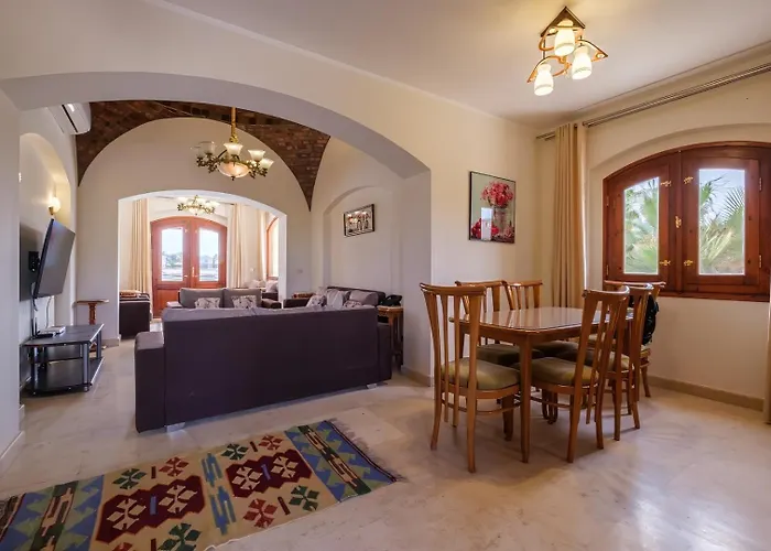 Serene 4Br Villa • Authentic West Golf